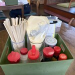 ひだまり食堂 - テーブル上の調味料