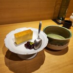天冨良 麻布よこ田 - デザートのお抹茶と焼きプリン、小豆添え