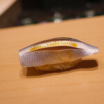 鮨 めい乃 - 美しく握られたコハダ。