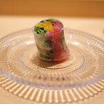 鮨 めい乃 - ハーブとかんきつでサッパリ仕上げるマグロの生春巻き。