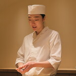 鮨 めい乃 - はかなげに握る姿(笑) こういうめいちゃんもいいね～