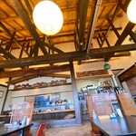 厨 - 天井を無くして、開放的な印象のお店造りです。