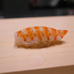 鮨 めい乃 - 長崎の車海老。海老の出汁で卵黄ソース。