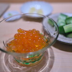 鮨 めい乃 - シャリに綺麗なイクラをたっぶり乗せて小さな丼に。