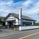 厨 - お店の外観です。看板は潮にあたって字が薄くなっています。
