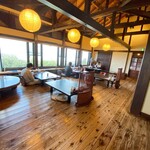 厨 - 店内の様子です。広々していて、個室も2部屋あります