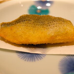 鮨 めい乃 - コハダをしめて大葉と揚げてます。