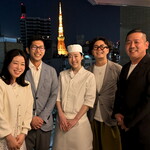 鮨 めい乃 - 東京タワーを臨むベランダで、料理人の皆さんと(^^♪