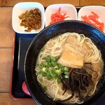 九州とんこつ はりがね屋 - 九州とんこつラーメン+紅生姜2・高菜1