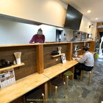 来々軒 - 店内の様子 写真奥が店舗入口 