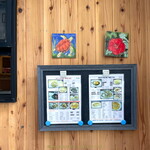 来々軒 - 入口横に 昼用と夜用のメニューが掲示されています