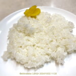 来々軒 - ライス 平皿に盛られてきます マスターが「カウンターからごめん。ご飯とってくれる？」と渡してくれた。