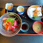 厨 - 料理写真:海鮮丼の全容です