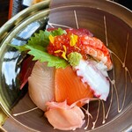 厨 - 海鮮丼の裏側です、菊の花びらが綺麗です。