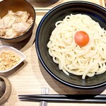 큐우카루이자와 우동 카페 조우타 세이멘조 - 冷たい醤油うどん中盛りと追加注文のトッピング