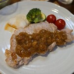 キッチン ブルー グローブ - 豚ロースソテーのアップ