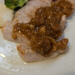 キッチン ブルー グローブ - ふた切れ目にはソースをタップリ乗せて