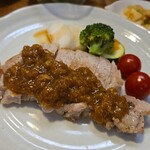 キッチン ブルー グローブ - 反対側から　ドライいちじくと白ワインのソースはタップリ！