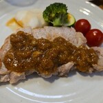 キッチン ブルー グローブ - 正面から、国産豚だが小ぶりなソテー