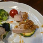 キッチン ブルー グローブ - ズッキーニを下に引いて