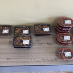 ワタナベ食品 直売店 - 店に入って右側にもお弁当コーナーが新設された
      2024/10/22
      海鮮フライ弁当 410円