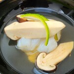 日本料理 TOBIUME - ⑭炭火炙り伊勢海老、松茸、青カボス皮添え、奥井海生堂の蔵囲5年もの利尻昆布と削り立て血合抜き本枯節の出汁のお椀 
      松茸の香りと食感、そして旨みも良い
      それ以上に伊勢海老の香りと滋味ある旨みが◎