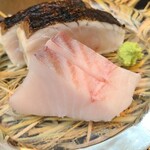 日本料理 TOBIUME - ⑭秋鰆(福岡県岡垣産、5.8kg、船上放血神経〆)の腹身
      産卵は春～初夏、旬は秋～冬
      旬に入ったトロトロな身の軟らかさ、口腔内に拡がる濃い脂の旨み、個体の健康状態の良さが分かります
