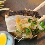 日本料理 TOBIUME - ⑮秋鰆(福岡県岡垣産、5.8kg、船上放血神経〆)の背身タタキ、新米藁(福岡県若松産)燻し
      炭火の香りが食欲をそそります、加熱により脂が活性化し旨みが増しています
      何処でも出ますがレベルが段違いです