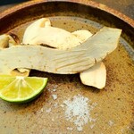 日本料理 TOBIUME - ⑰炭火焼き松茸(山口県岩国産) 
      シャクッとした食感、噛む程に口腔内へ香りとと共にジワッと拡がる旨み
      産地にある一流店には負けますが、それでも抜群な松茸の香りと旨みが楽しめました