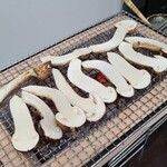 日本料理 TOBIUME - ⑰炭火焼き松茸(山口県岩国産) 
      前日に収穫された新鮮な松茸、炭火で焼くと香りが室内に拡がりますね
      軸もしっかり詰まっており見るからに美味しそう