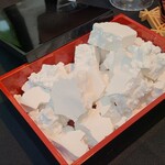 日本料理 TOBIUME - ②本葛餡(福岡県秋月産)
      廣久葛本舗(1819年開業)、一子相伝の秘伝の技術で久助本葛を200年作り続ける老舗の逸品