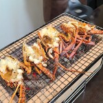 日本料理 TOBIUME - ⑯炭火炙り伊勢海老(長崎県五島列島産)
      伊勢海老の半身を炭火で焼きます
      火入して旨みを引き出しますが、香りと臭みの分岐点の見極めが難しく、大体微かに臭みを感じることが多いのですが、こちらでは心配不要
