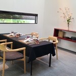 日本料理 TOBIUME - 店内はゆったり、貸切であっても提供するお料理のクオリティを下げない為、予約は4名までと完成度を追求する拘りっぷり
      ホスピタリティの高さにも直結しており、上質なおもてなしを自然な感じで提供されています