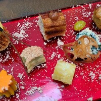 日本料理 TOBIUME - 八寸は100文字では入り切らない！
                    見た目も綺麗ですし、どれも美味しい！
                    1つ1つ丁寧に作られ妥協はありません(多分)
                    個人的には秋の訪問は外せません