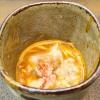 日本料理 TOBIUME - ⑯炭火炙り伊勢海老(長崎県五島列島産)の身と海老味噌、焼き茄子(福岡県若松産)、伊勢海老のビスクスープ餡掛け茶碗蒸し 
                    芳醇な香り、濃厚な旨みと滋養味、全体での強弱の中で際立つ濃厚さ、心を掴まれます
