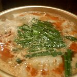 横浜 青葉餃子 - 坦々辛子鍋に特製ラー油を投入