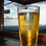 久住高原地ビール村 - このショットいい感じだと思いませんか～。ビールの向こうに広大な山々と空が見えてます。ビールも美味しいですが景色も一役かってました。