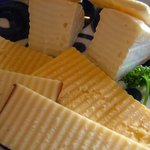 久住高原地ビール村 - チーズの盛り合わせです。モッツァレラ、スモーク、ナチュラルチーズの３種類の盛り合わせです。