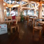 久住高原地ビール村 - 違う角度での店内風景です。木のテーブルとイスがいい感じですよね。
