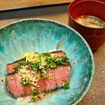 日本料理 TOBIUME - ㉒炭火焼き小倉牛のシャトーブリアン(福岡県八幡西産、石橋牧場)丼、煎り胡麻&摺り卸し生姜(福岡県若松産)&刻み青葱(福岡県若松産)載せ 
      上質な牛肉を厚切り2切れ食べるのが一番美味しい、脂が沁みる！