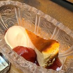 日本料理 TOBIUME - ㉓無花果(福岡県若松産)のコンポート&チーズケーキ&ミルクジェラート
      今迄こういう組み合わせは無かった気がします
      もしかしてスイーツ店を狙ってます？
      いや、狙ってないか(笑)