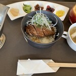 黒船亭 - 「東京ビーフ丼のプチ」と「サングリア」！お漬物は少し多いかな。とにかく美味しいランチです。