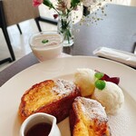 モーニング 菜根本店 - 各テーブルに花があって素敵♬.*ﾟ