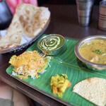 カマル - まかないカレーセット
※ MIXカレー（豆、野菜、チキン）
　チキンサグワラ（チキンとほうれん草のカレー）