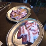 ホルモン青木 - 軟骨（奥）と豚カルビ