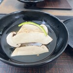 日本料理 TOBIUME - "滋味　香り”
      炭火炙り伊勢海老、松茸（山口産）、青カボス皮添え、奥井海生堂の蔵囲5年もの利尻昆布と削り立て血合抜き本枯節の出汁のお椀