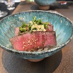 日本料理 TOBIUME - 炭火焼き小倉牛のシャトーブリアン（福岡県八幡
      西産、石橋牧場）丼、煎り胡麻＆摺り卸し生姜（福岡
      県若松産）&刻み青葱（福岡県若松産）載せ