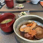 日本料理 TOBIUME - 小松菜の胡麻酢和え
      茸（福岡県八女産）のお味噌汁（カクキューの八丁堀味噌＆九重の太白味噌＆地元の赤味噌のブレンド）