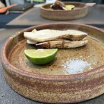 日本料理 TOBIUME - "走り　炭と松"
      炭火焼き松茸（山口県岩国産）