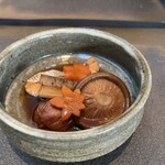 日本料理 TOBIUME - 真鯛（季節名：紅葉、福岡県芦屋産）&牛蒡（福岡
      県若松産）＆椎茸（福岡県若松産）&紅葉人参（福岡県
      若松産）の梅煮